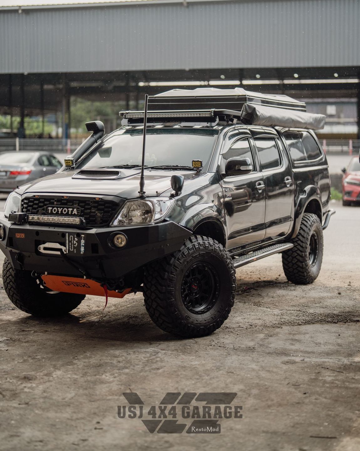 Hilux Vigo front three-quarter with bull bar and spare on the bonnet